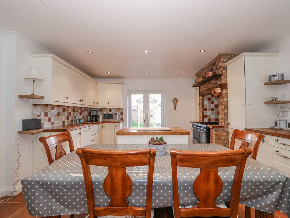 Cottage | Private kitchen | Fridge, microwave, dishwasher, electric kettle