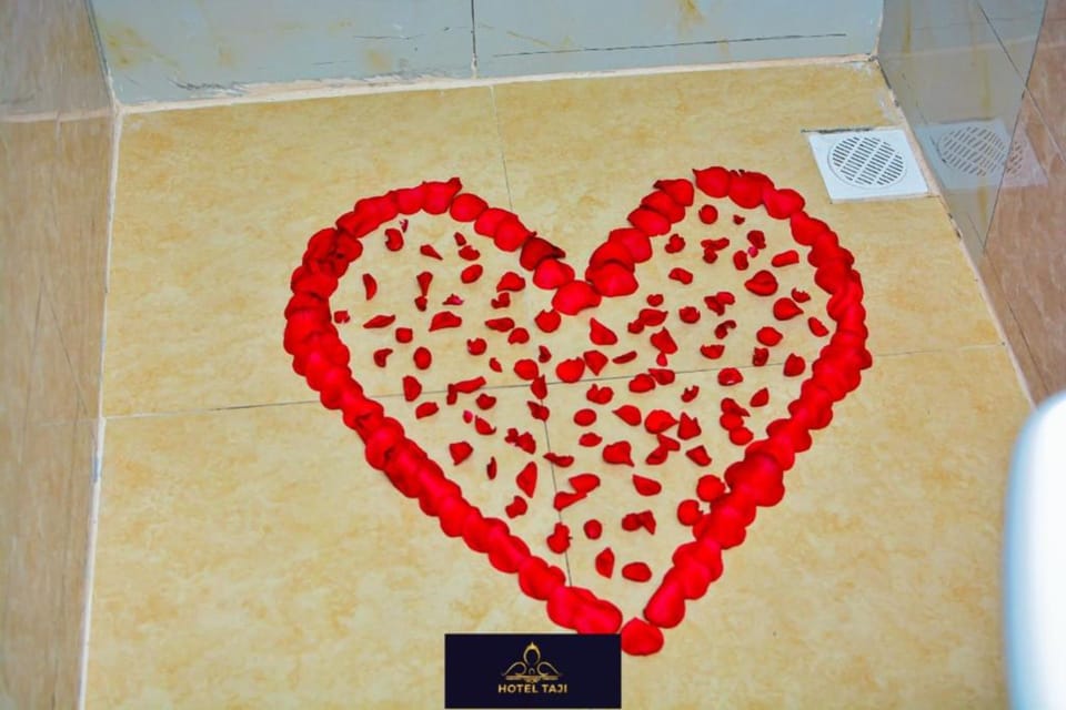 Deluxe Room | Bathroom | Shower, towels