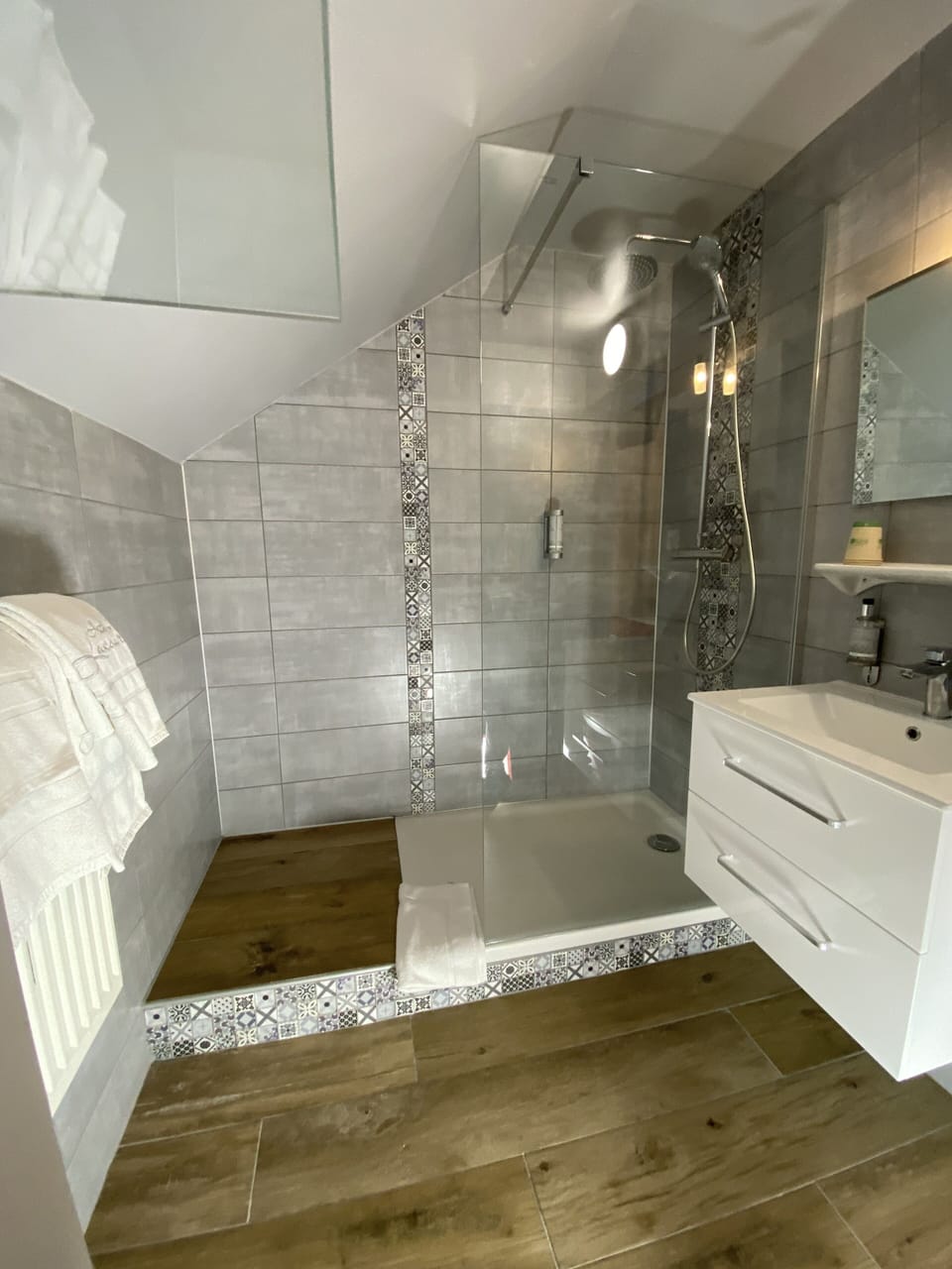 Comfort Quadruple Room | Bathroom | Free toiletries, hair dryer, towels