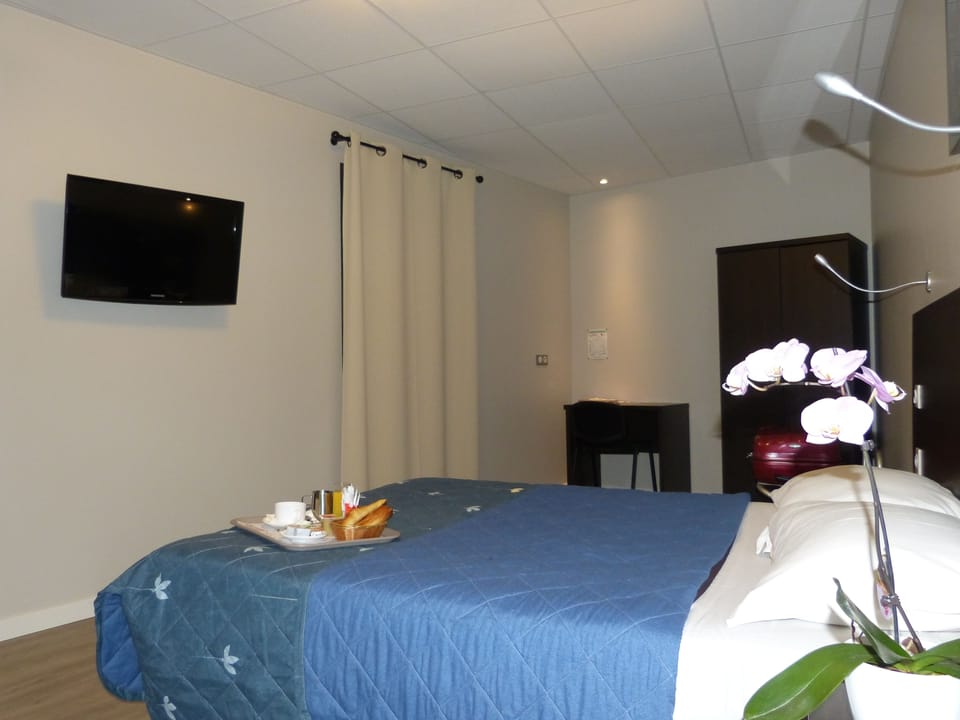 Superior Double Room | Desk, blackout drapes, soundproofing, iron/ironing board