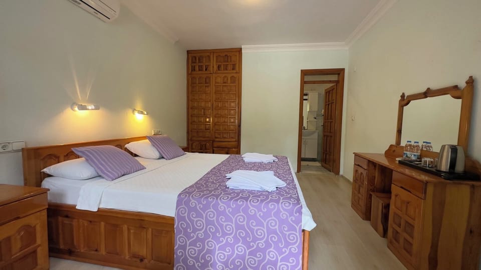 Luxury Double or Twin Room | Desk, laptop workspace, free WiFi, bed sheets