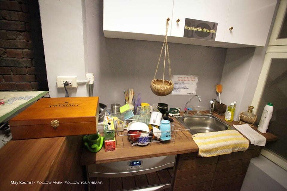 Full-size fridge, microwave, dishwasher, cookware/dishes/utensils