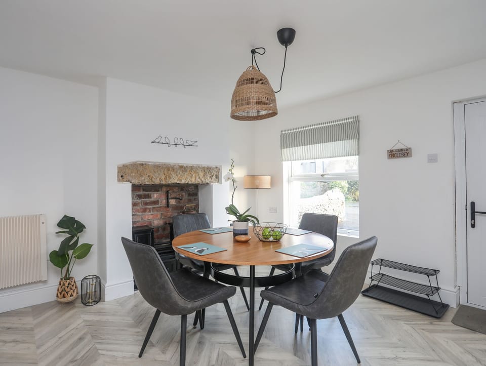 Cottage | Dining