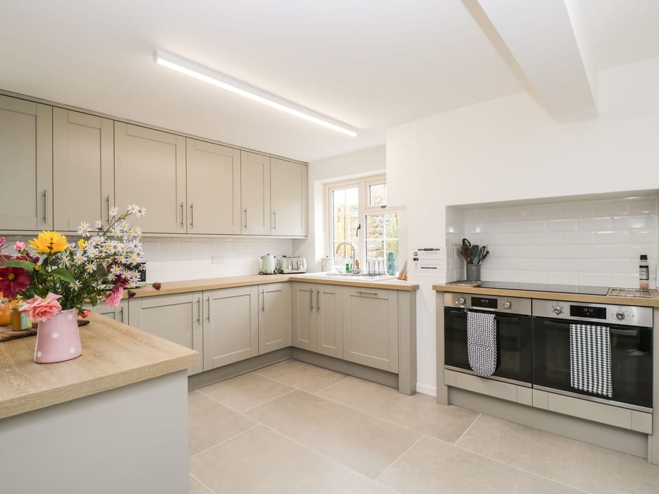 Cottage | Private kitchen | Fridge, microwave, dishwasher, electric kettle