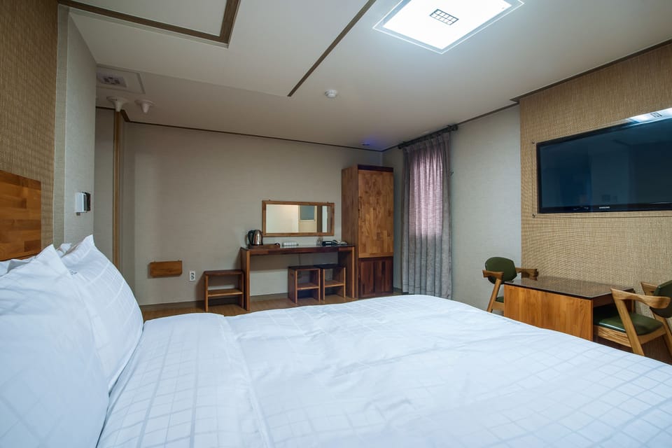 Double Room | Down comforters, free WiFi