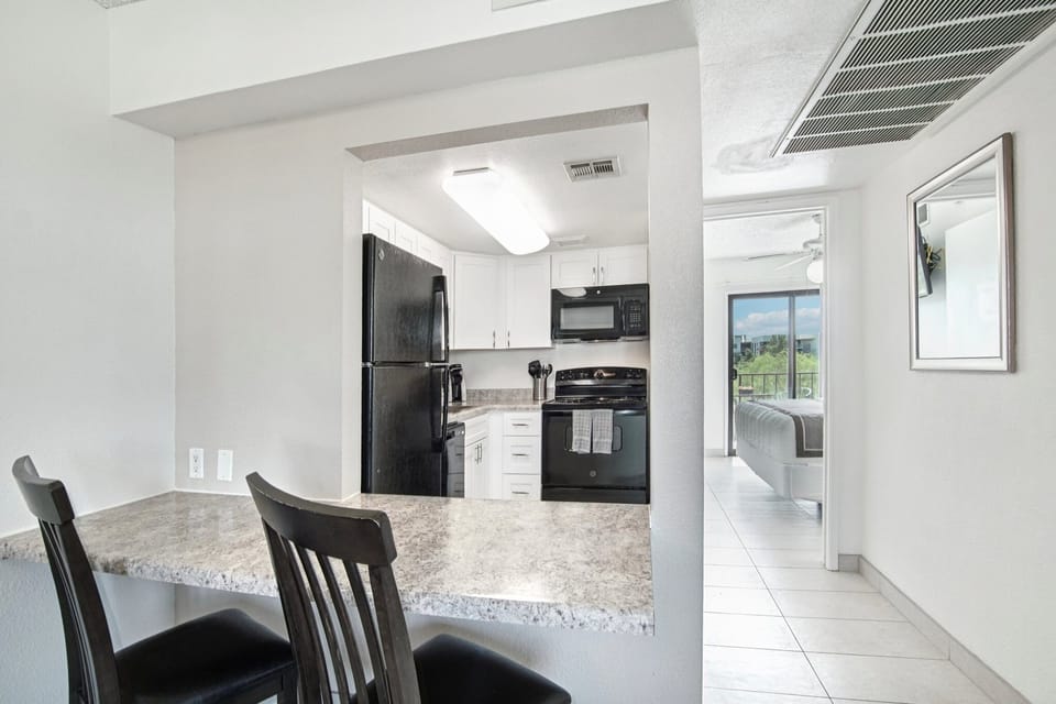 Apartment, 1 Bedroom | Private kitchen | Fridge, oven, stovetop, coffee/tea maker