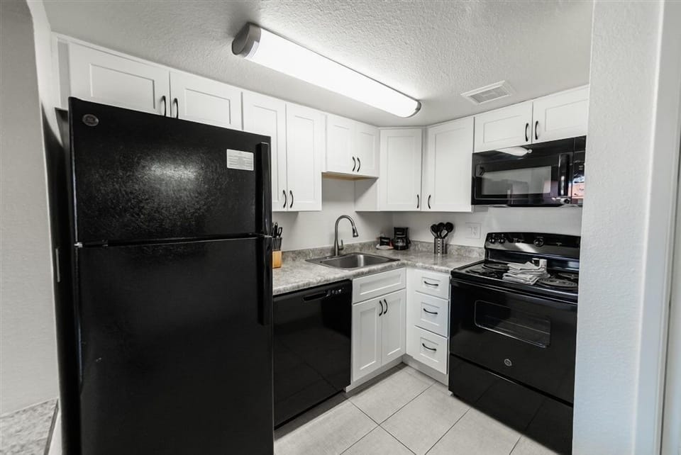 Apartment, 1 Bedroom | Private kitchen | Fridge, oven, coffee/tea maker, toaster
