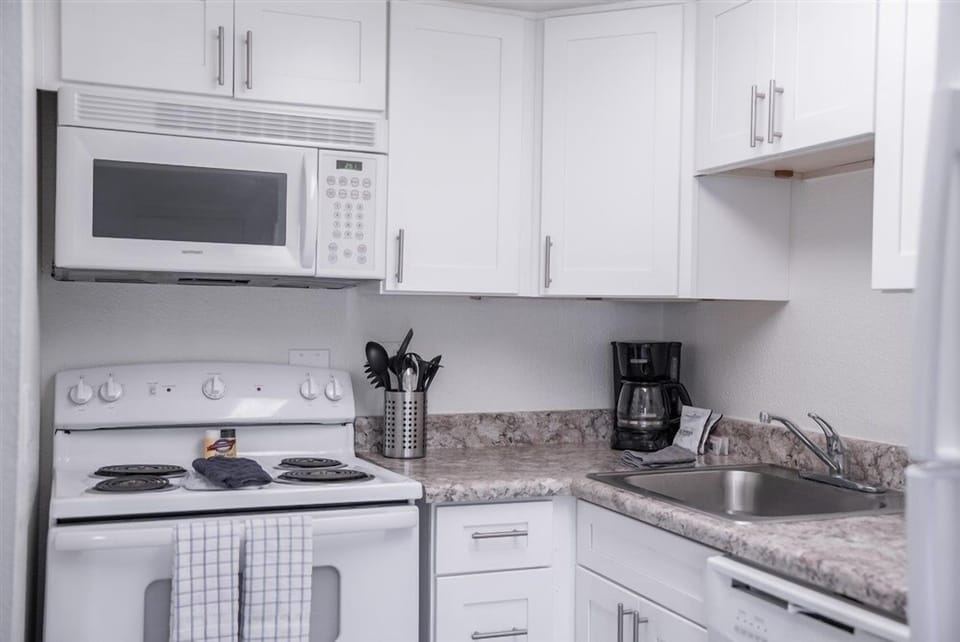 Apartment, 1 Bedroom | Private kitchen | Fridge, oven, coffee/tea maker, toaster