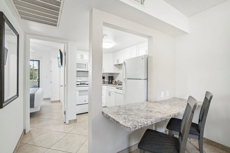 Apartment, 1 Bedroom | Private kitchen | Fridge, oven, stovetop, coffee/tea maker