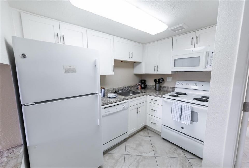Apartment, 1 Bedroom | Private kitchen | Fridge, oven, coffee/tea maker, toaster