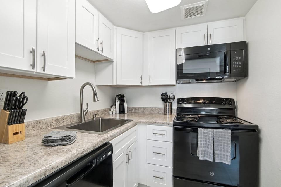 Apartment, 1 Bedroom | Private kitchen | Fridge, oven, coffee/tea maker, toaster