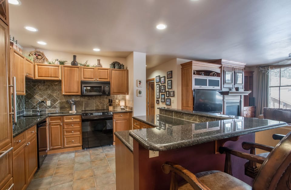 Condo, 3 Bedrooms | Private kitchen | Fridge, oven, coffee/tea maker, toaster