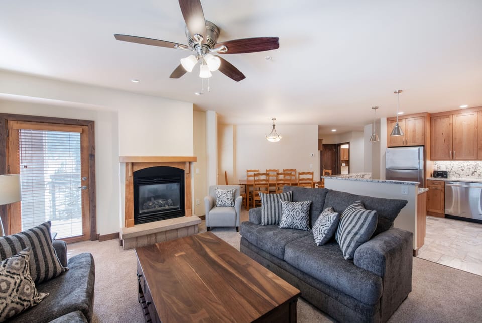 Condo, 3 Bedrooms | Living area