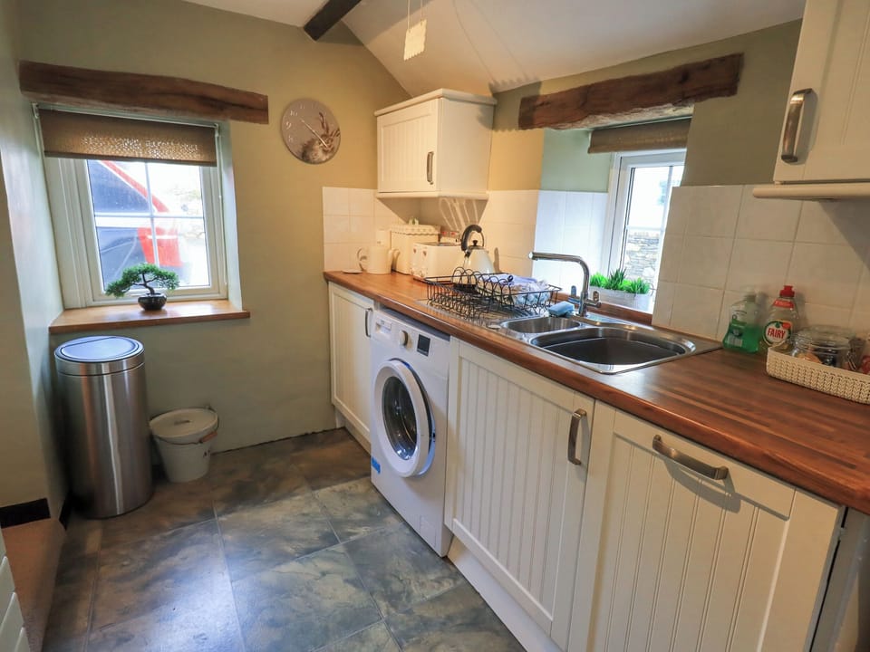 Cottage | Private kitchen | Fridge, dishwasher, electric kettle, toaster