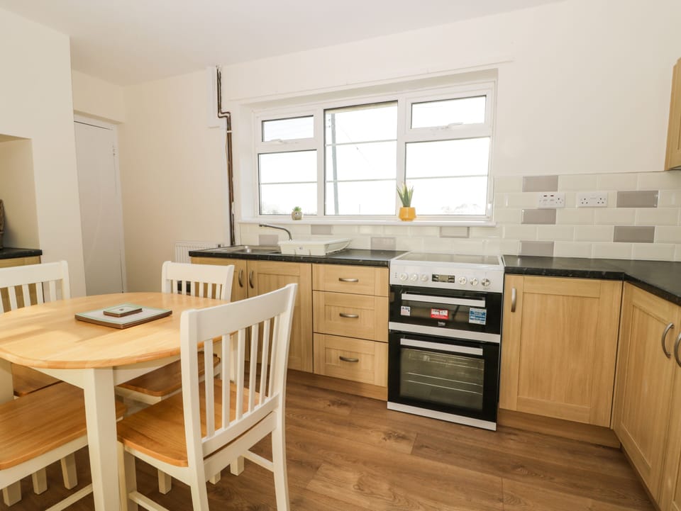 Cottage | Private kitchen | Fridge, microwave, cookware/dishes/utensils
