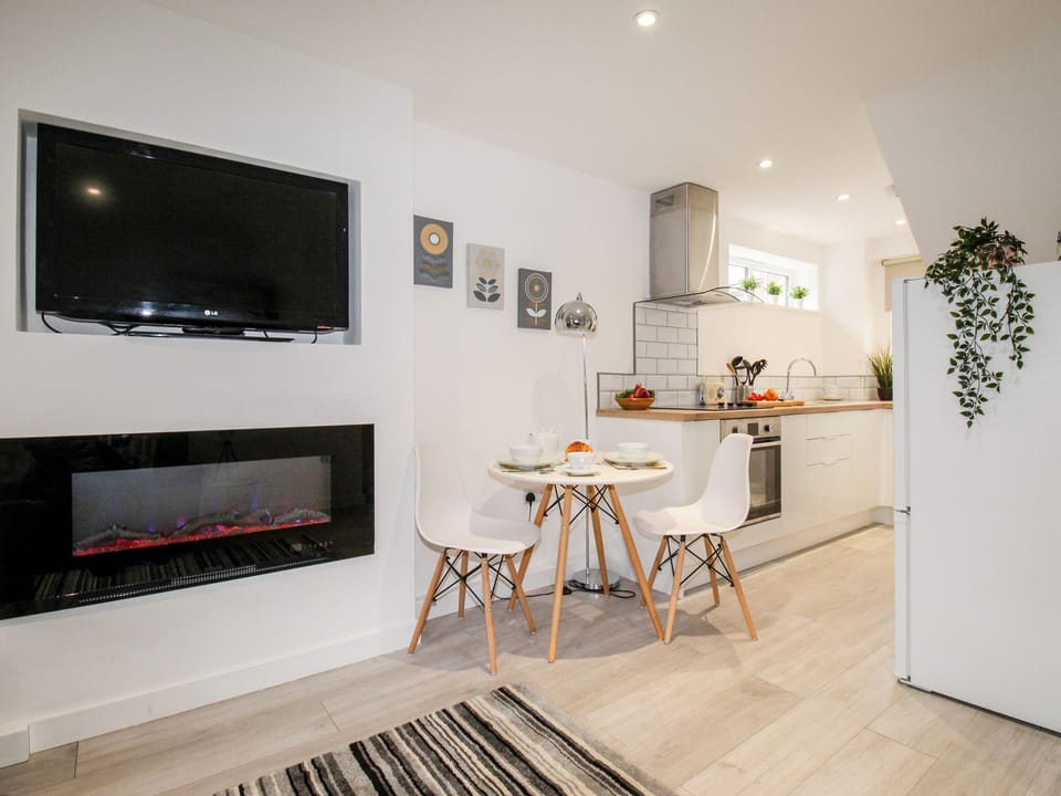 Cottage | Private kitchen | Fridge, microwave, dishwasher, electric kettle