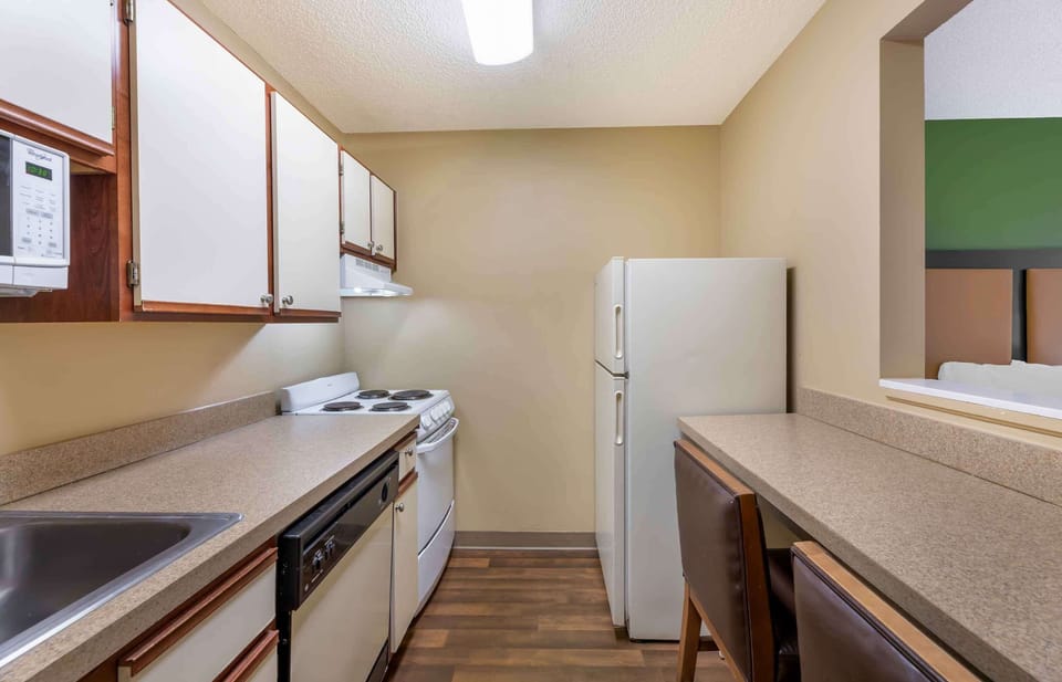 Deluxe Studio, Multiple Beds, Non Smoking | Desk, free WiFi, bed sheets