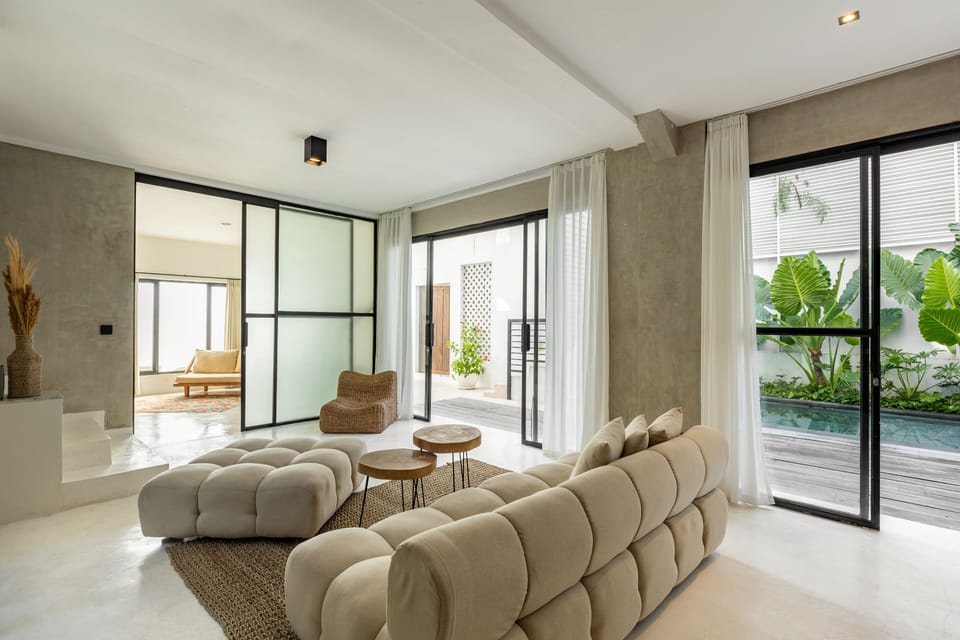 Family Villa | Living room | 40-inch Smart TV with digital channels, TV