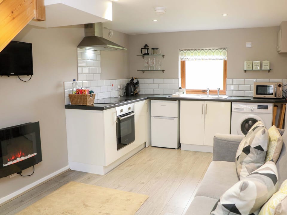 Cottage | Private kitchen | Fridge, microwave, electric kettle, toaster