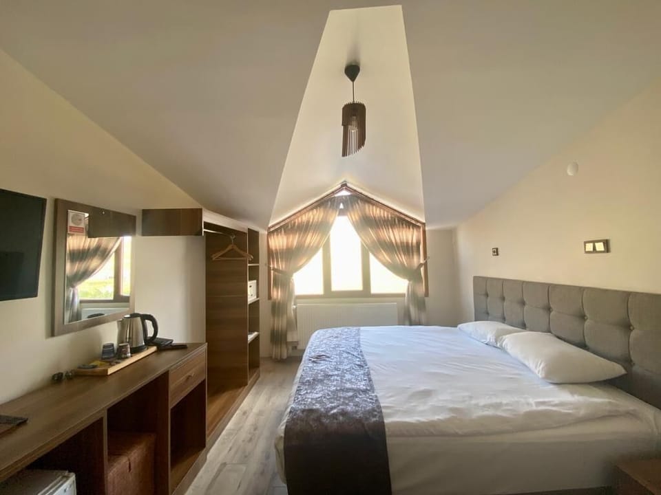 Roof Standard Room | Minibar, laptop workspace, soundproofing, bed sheets