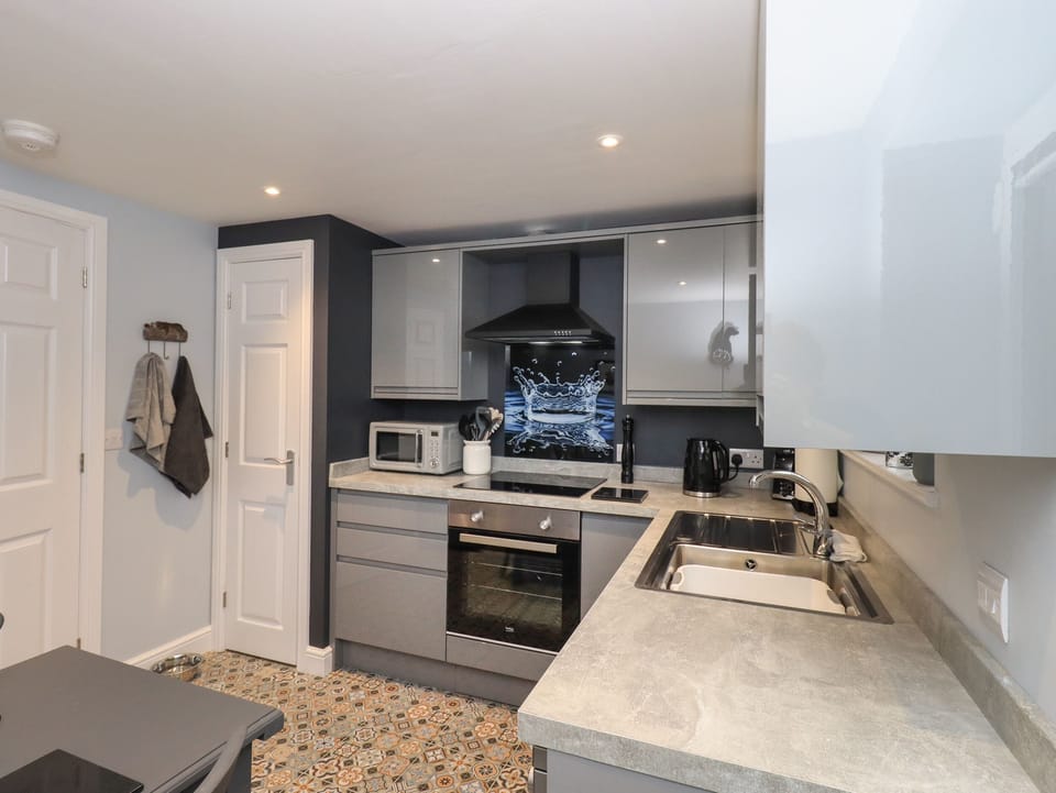 Cottage | Private kitchen | Fridge, electric kettle, toaster, cookware/dishes/utensils