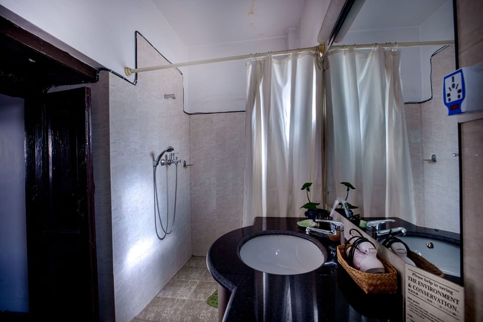 Shower, rainfall showerhead, free toiletries, hair dryer
