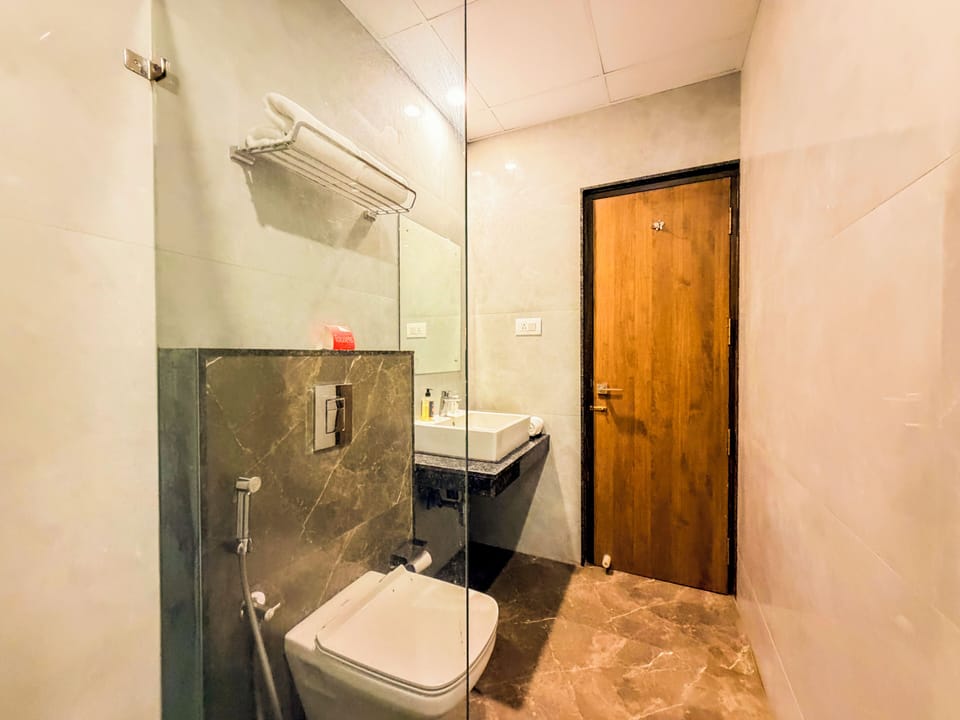 Deluxe Double Room | Bathroom | Shower, free toiletries, slippers, towels