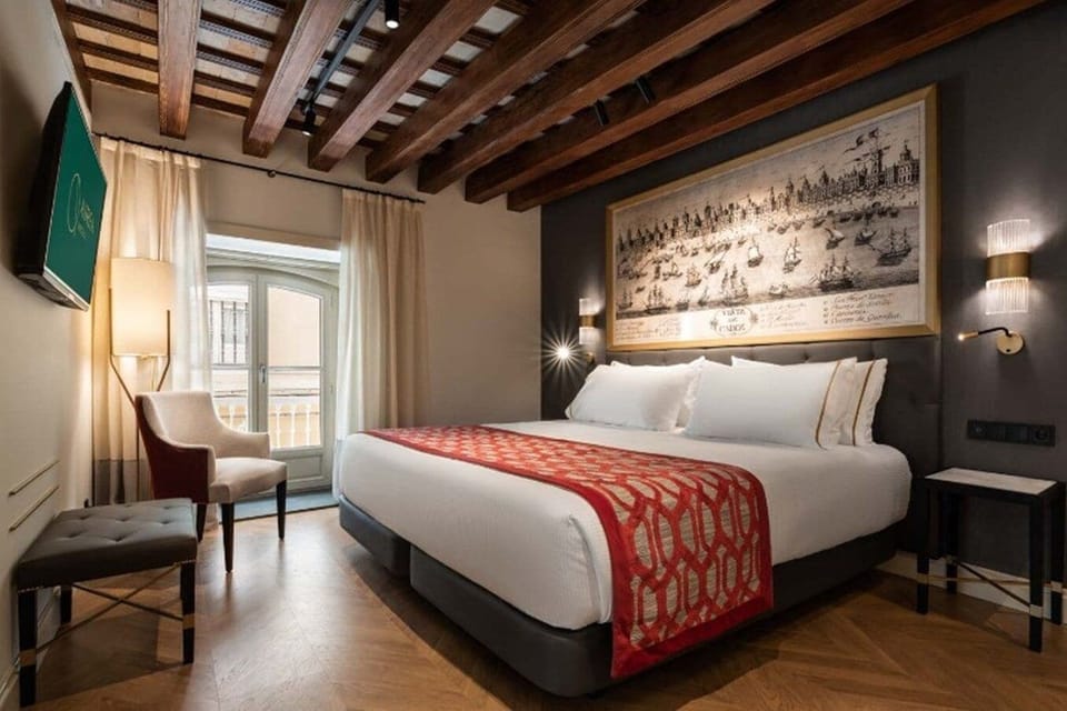 Double Room, Balcony | Minibar, in-room safe, desk, soundproofing
