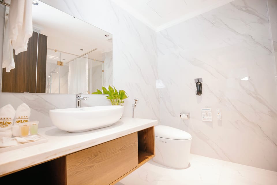 Grand Room, 1 King Bed, River View | Bathroom | Rainfall showerhead, free toiletries, hair dryer, bathrobes