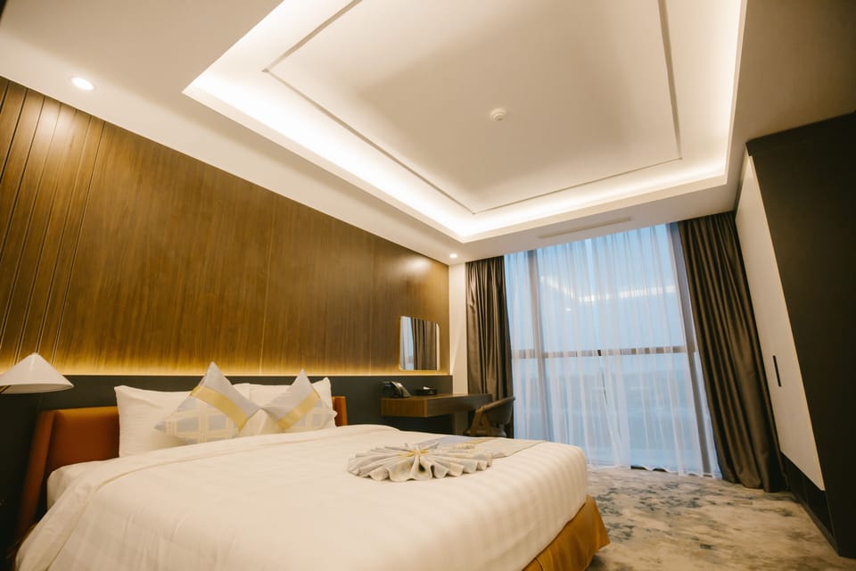 Grand Room, 1 King Bed, River View | Minibar, desk, soundproofing, free WiFi