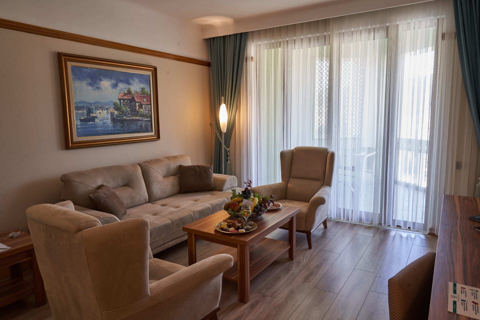 Deluxe Room, 1 Double Bed, Courtyard View | Minibar, in-room safe, desk, laptop workspace