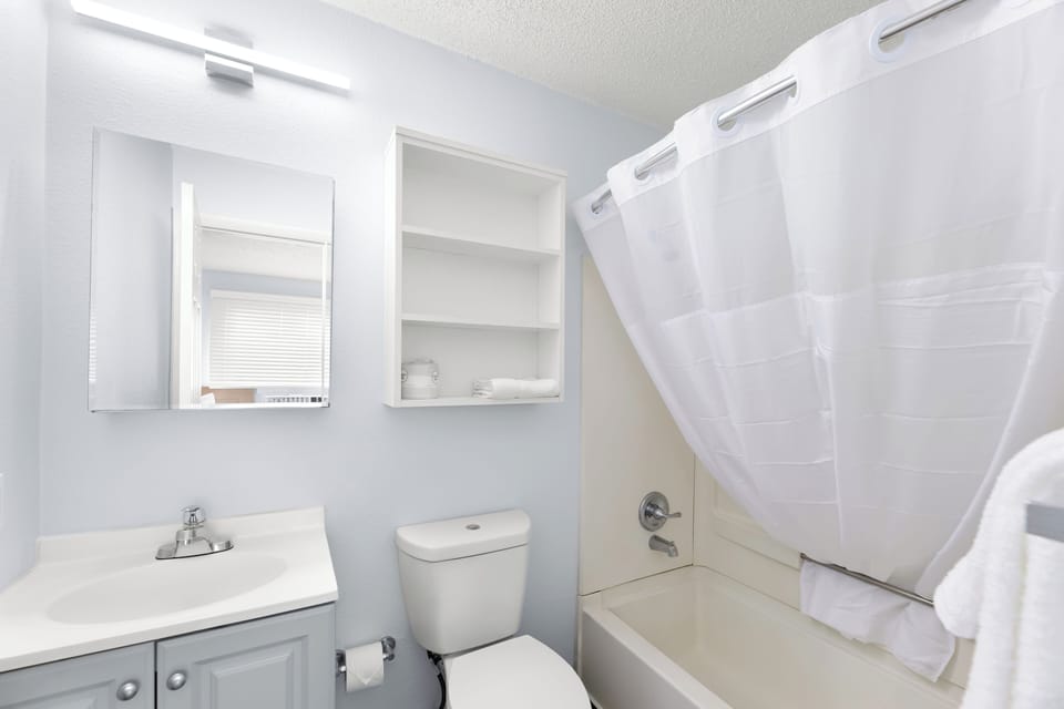 Combined shower/tub, towels, soap, toilet paper