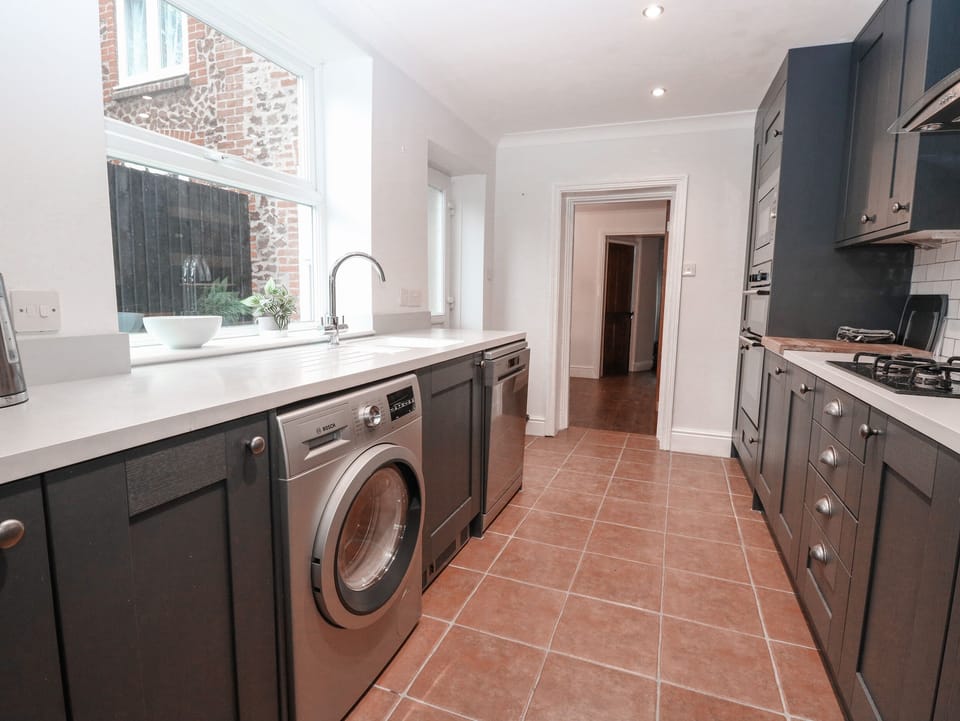 Cottage | Private kitchen | Fridge, dishwasher, electric kettle, toaster
