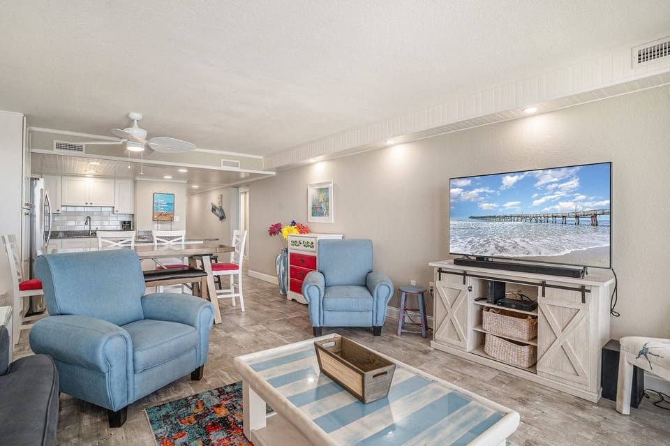 Condo, 3 Bedrooms | Living area