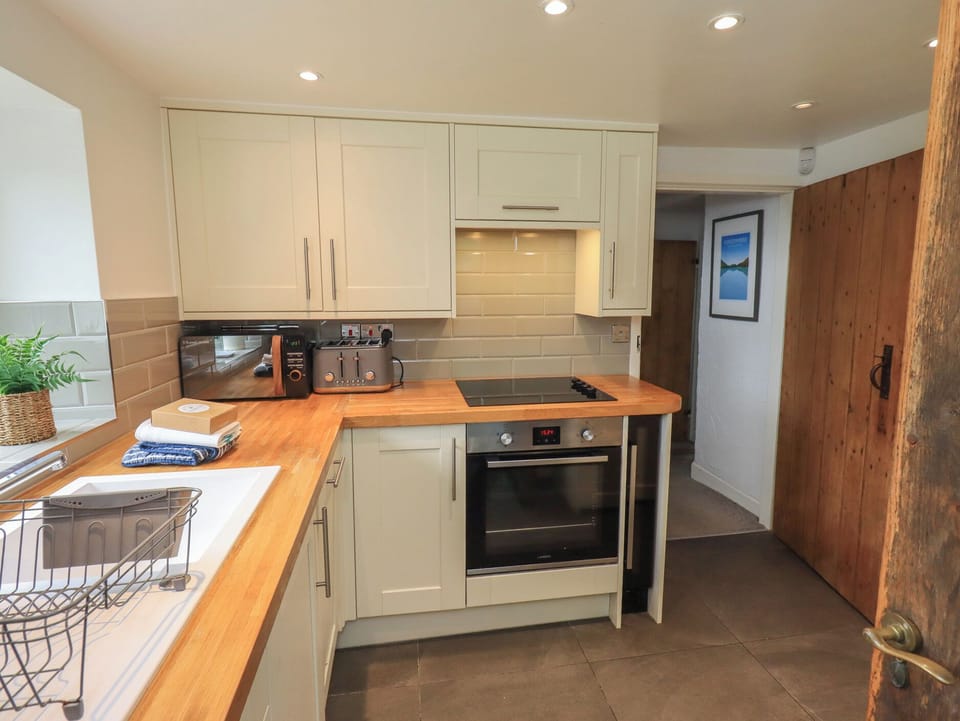 Cottage | Private kitchen | Fridge, dishwasher, electric kettle, toaster