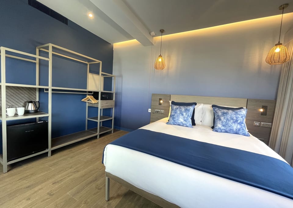 Standard Triple Room, Multiple Beds, Roll-in Shower | Hypo-allergenic bedding, pillowtop beds, in-room safe, desk