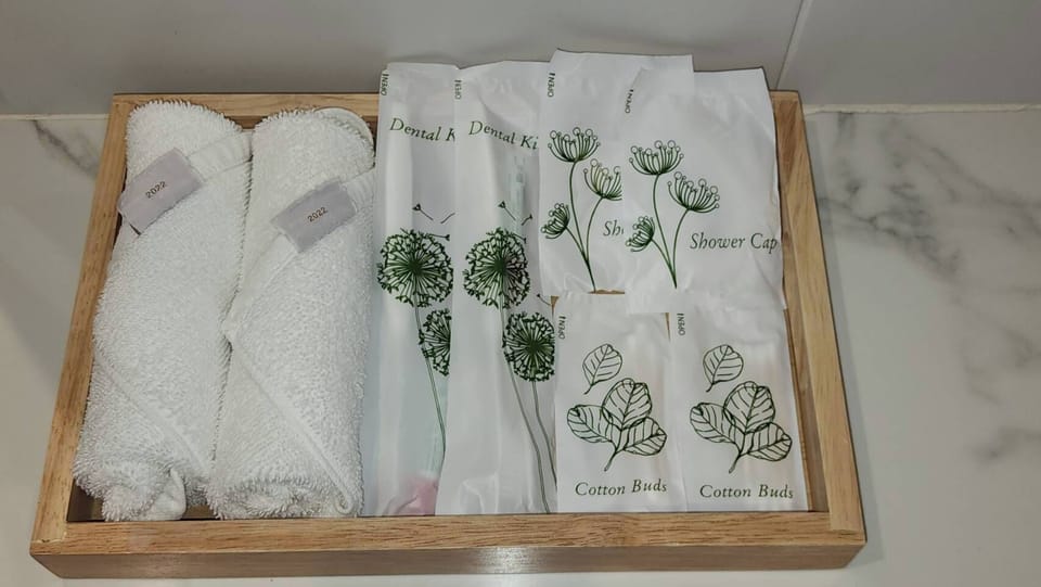 Shower, rainfall showerhead, free toiletries, towels