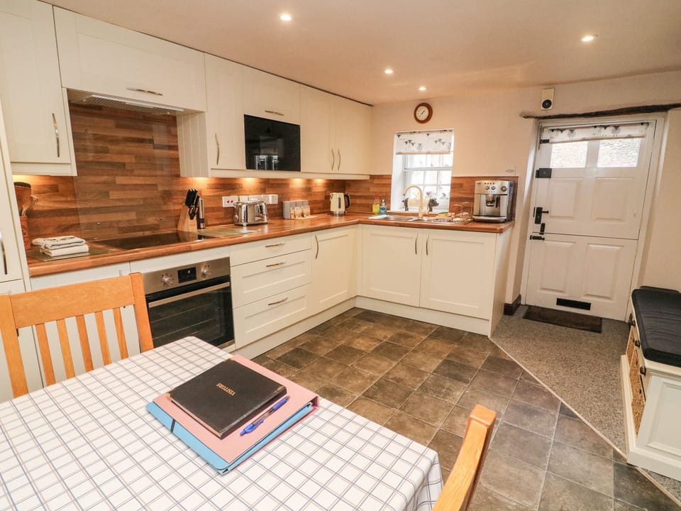 Cottage | Private kitchen | Fridge, toaster, cookware/dishes/utensils