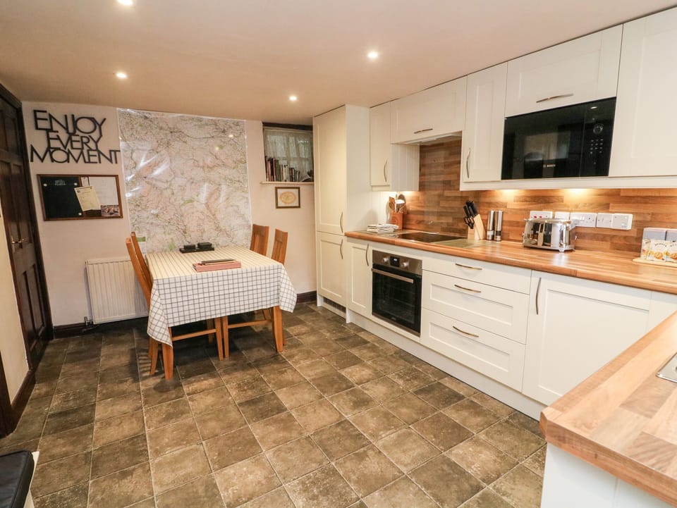 Cottage | Private kitchen | Fridge, toaster, cookware/dishes/utensils
