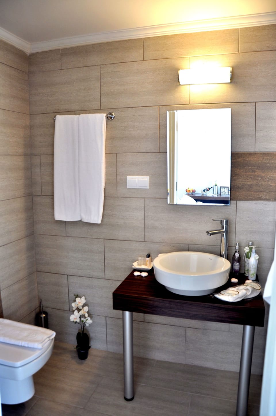 Deluxe Double Room | Bathroom | Shower, hair dryer, slippers, towels
