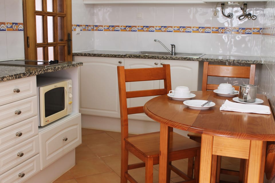 Full-size fridge, microwave, stovetop, coffee/tea maker