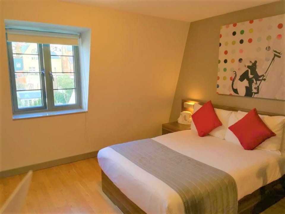 Standard Room - no TV & takeaway breakfast | In-room safe, desk, iron/ironing board, bed sheets
