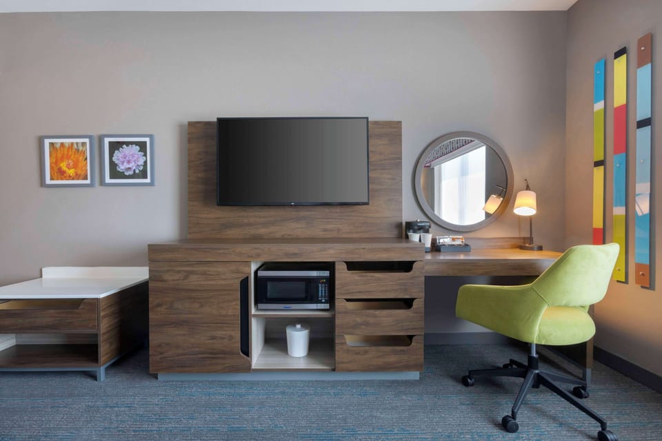 In-room safe, desk, iron/ironing board, bed sheets