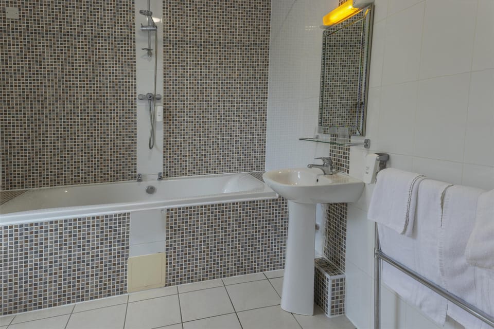 Combined shower/tub, eco-friendly toiletries, hair dryer, towels