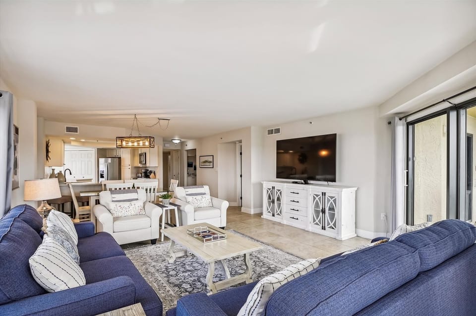 Condo, 3 Bedrooms | Living area
