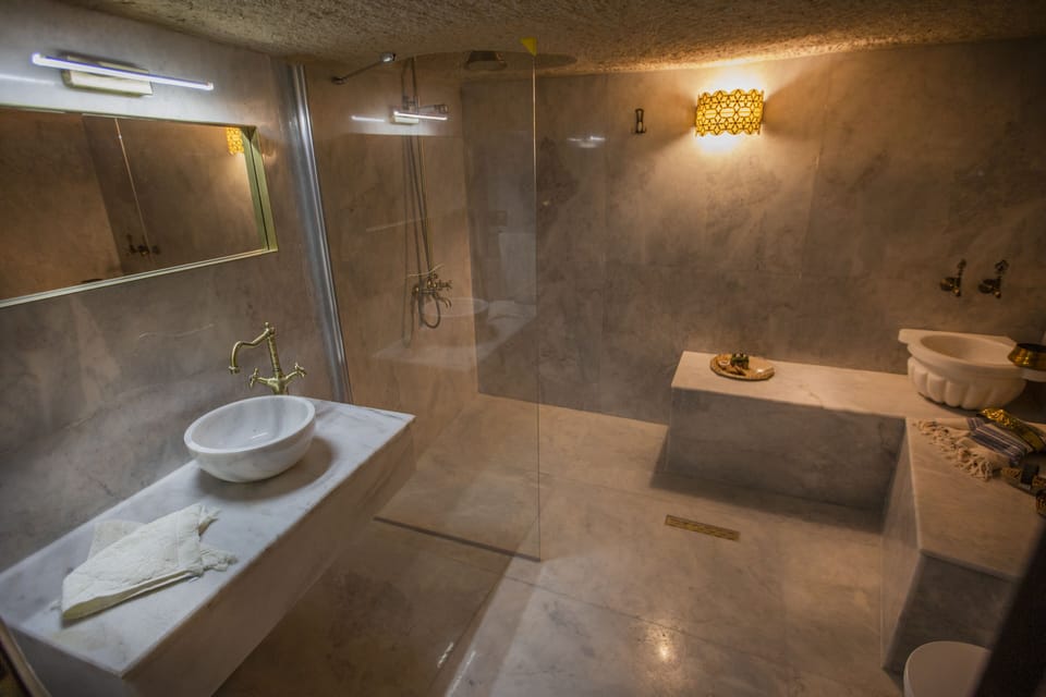 Family Quadruple Room | Bathroom | Shower, rainfall showerhead, designer toiletries, hair dryer