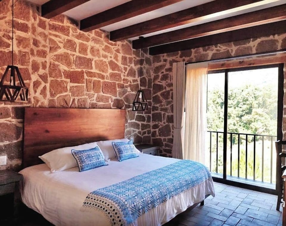 Single Room | Premium bedding, down comforters, desk, laptop workspace