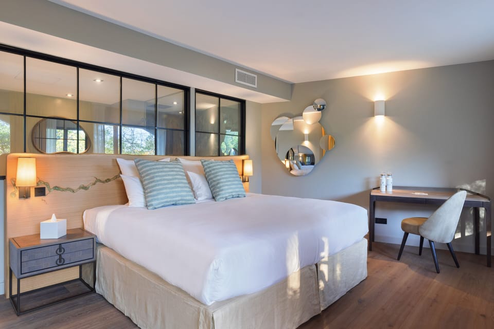 Comfort Room | Pillowtop beds, minibar, in-room safe, iron/ironing board