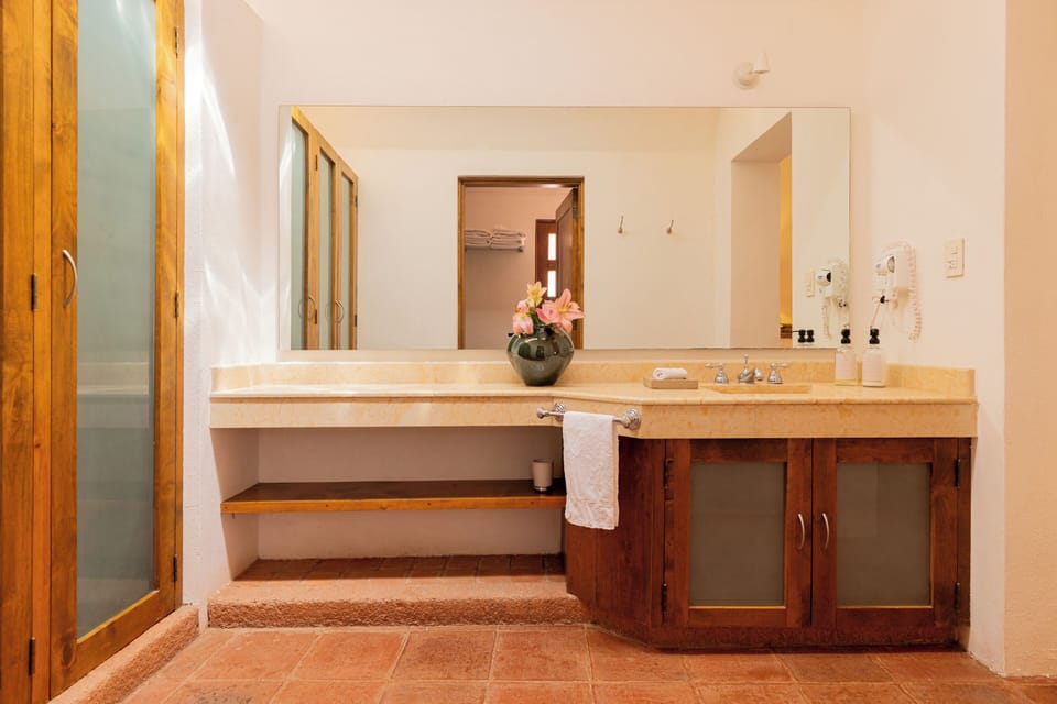 Honeymoon Room | Bathroom | Shower, hair dryer, towels