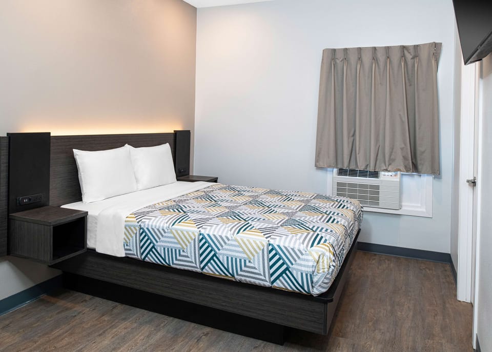 Standard Room, 1 Double Bed, Non Smoking | Free WiFi, bed sheets